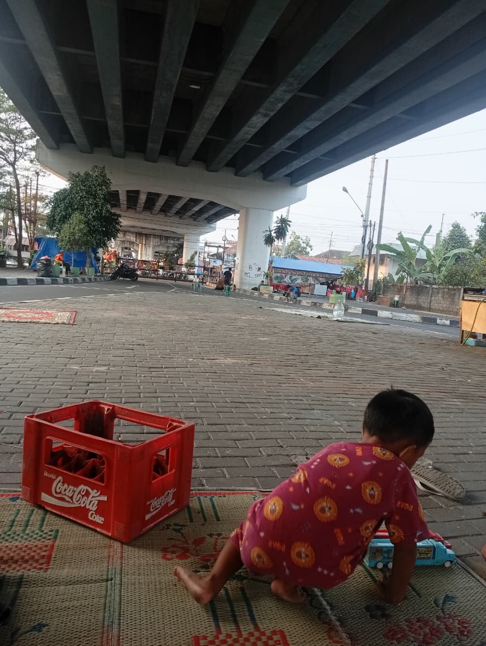 sorang anak asik bermain di bawah Fly Over Janti Kota Jogjakarta, 18 Sebtember 2026