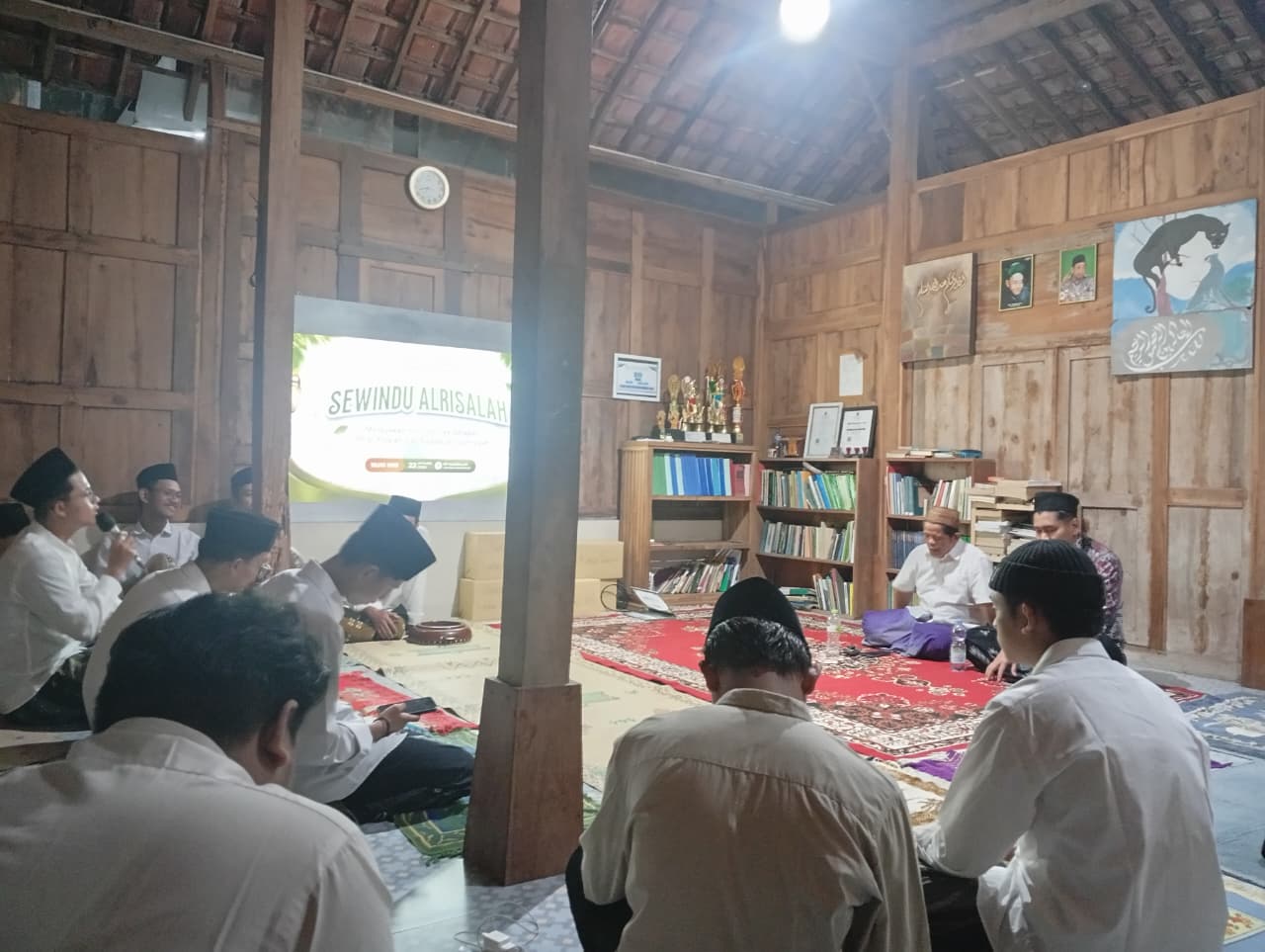 Para Santri dengan khidmah melakukan istigasah, dalam peringatan hari santri dan milad sewindu Pesantren Al Risalah, Rabu, 22 Oktober 2026.